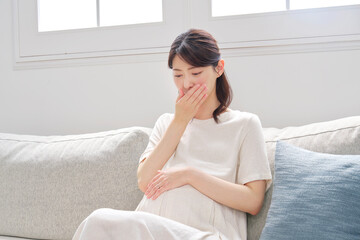 吐き気がする妊婦　リビング