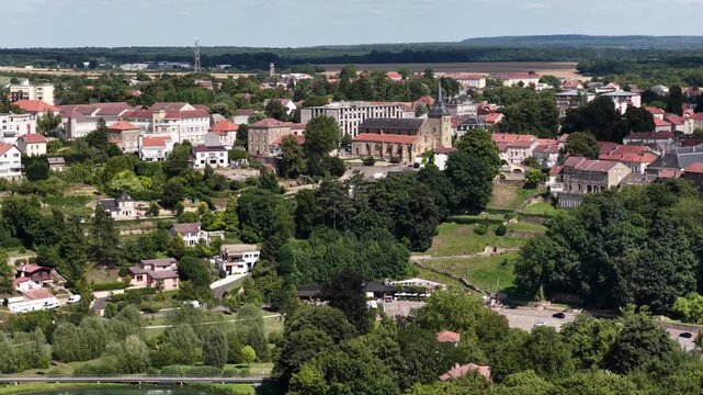 vue a&eacute;rienne et panoramique du Val de Briey, le palais de justice et l'&eacute;glise Saint Gengoult se trouvent dans la partie haute de la ville au dessus du plan d'eau de la Sangsue