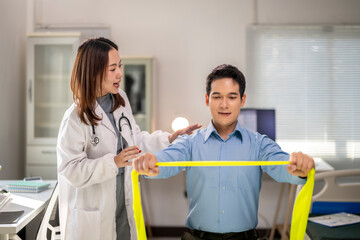 Obraz premium man is stretching with a yellow bandage on his arm
