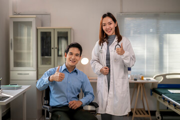 Obraz premium man and a woman are posing for a picture in a hospital room