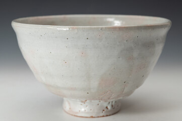 萩焼の抹茶碗 (白っぽい釉薬)– 日本の伝統的な茶道具
