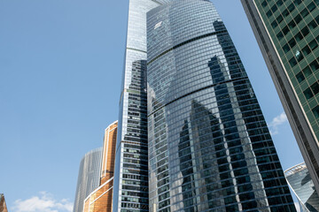 Obraz premium Modern Skyscrapers Reflect the Clear Blue Sky in the Heart of Moscows Bustling Financial District During a Sunny Afternoon