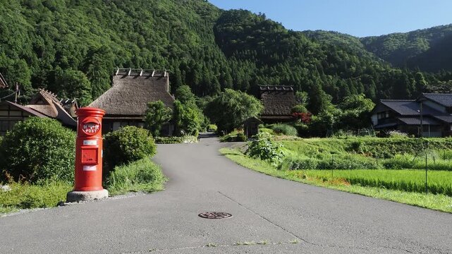 丸ポストが建つ美山かやぶきの里の風景