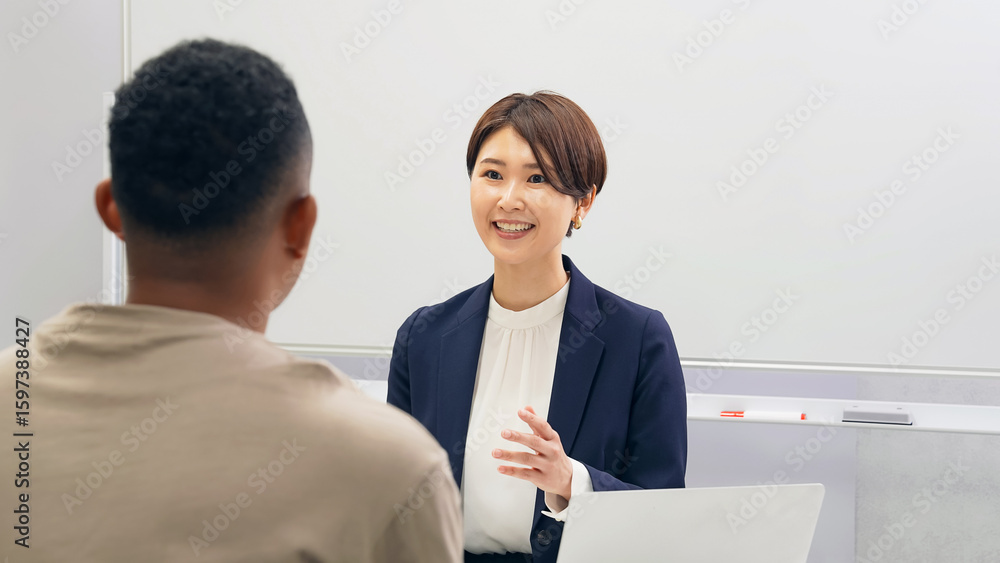 Fototapete 相談、受付、英会話、面談、面接、笑顔、日本人、インバウンド、接客、窓口、会議室、ミーティング、入国審査、就職、登録、ビジネス、外国人、女性、申請、手続き、事務、税関、役所、自治体、公務員、ホテリエ、若
