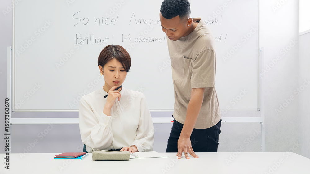 Fototapete 英会話、個別指導、生徒、教師、レッスン、講師、スクール、日本人、ネイティブ、外国人、会話、交流、教室、学校、英語、語学、マンツーマン、学習、勉強、英検、toeic、toefl、検定、先生、大学、指導、
