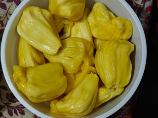 Ripe jackfruit peeled and served and served to eat.