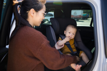 Mum puts baby into car seat properly