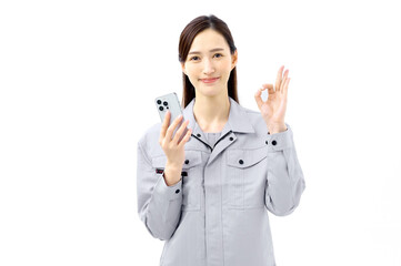 OKサインをする作業員　作業着の女性