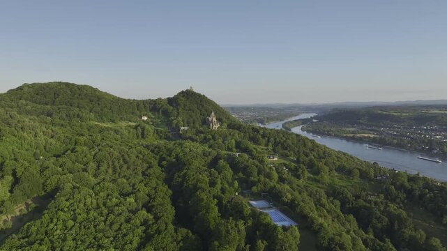 Spektakul&auml;re Luftaufnahme des Drachenfelsens mit Schloss Drachenburg, Rheinblick, Petersberg, Hirschburg und dem historischen Burghof bei K&ouml;nigswinter im Sonnenlicht