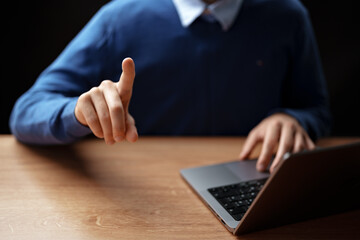 Obraz premium Individual gestures while using a laptop during a virtual meeting at home in the evening