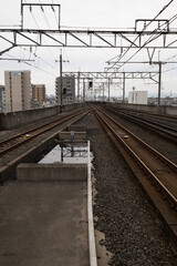 Fototapeta premium 日本、大阪府、住道駅、大東市、西日本旅客鉄道、JR西日本、城市、交通、橋、ビル、曇天、風景、堀、川、雲、写真素材