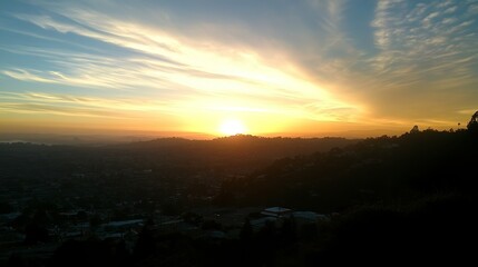 Obraz premium Golden sunset over city hills