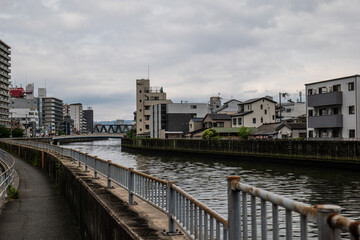 日本、大阪、新喜多大橋、城市、交通、橋、ビル、曇天、風景、堀、川、雲、写真素材