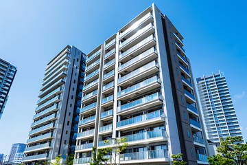 青空に映える新築マンションの外観