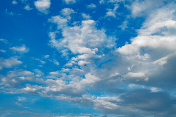 Obraz premium Dramatic and colorful evening sky with scattered clouds forming a dynamic and serene natural background.