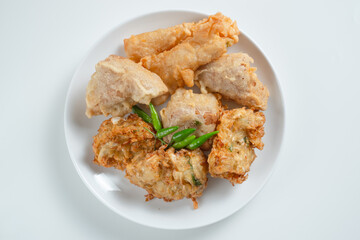 Gorengan is a general term for a large group of Indonesian fried snacks that can be prepared with a variety of ingredients, such as bakwan (fried vegetables), tofu, and risol (fried rice cakes).