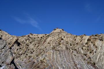 Paroi rocheuse et ciel bleu.