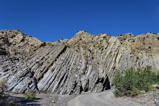 Paroi rocheuse et ciel bleu.