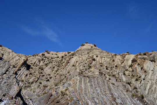 Paroi rocheuse et ciel bleu.