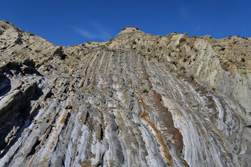 Paroi rocheuse et ciel bleu.