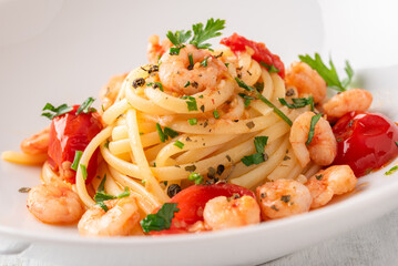 Linguine con gamberetti, pomodorini e prezzemolo, pasta italiana 