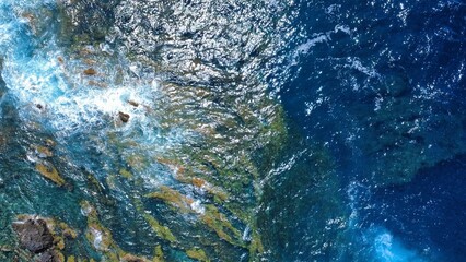 Imagen del mar cristalino y aguas turquesas en una playa de las Islas Canarias.