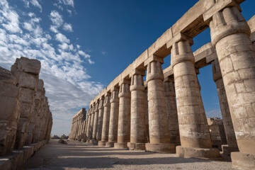 Obraz premium explore majestic architectural monuments of ancient civilizations showcasing their rich history and cultural