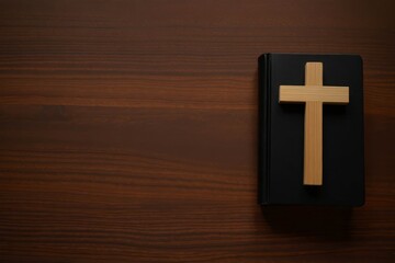 Obraz premium Christian cross and Bible on wooden background, top view with space for text. Religion concept.