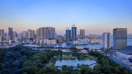 Fototapeta premium 都心散歩 真夏の日暮れの東京湾タワマン群