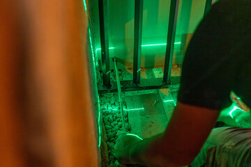 Zoom sur un portail récemment posé dans une cave de champagne, au cœur d’un environnement...
