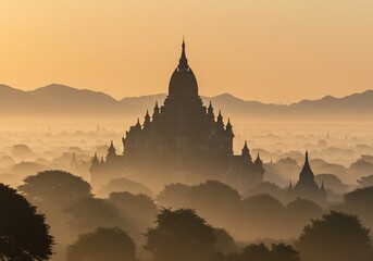 神秘的シルエット、朝霧に包まれた古寺群。穏やかな金色光線、幻想的な風景。