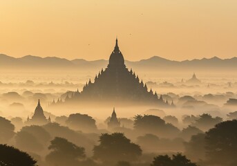 神秘的な朝霧に包まれた古代寺院群 壮大なシルエット