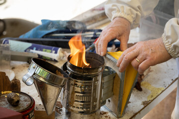 Lighting of a smoker for beekeeping