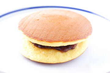 どら焼き - 白い皿の上のどら焼き
