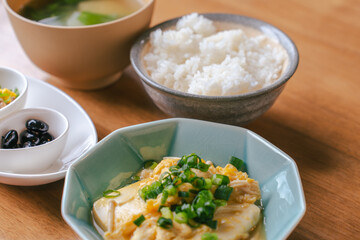 Japanese Traditional Breakfast with Tofu Egg Dish / 豆腐の卵とじの和朝食

