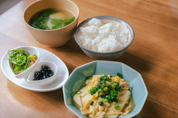 Japanese Traditional Breakfast with Tofu Egg Dish / 豆腐の卵とじの和朝食
