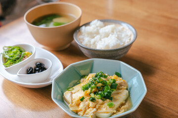 Japanese Traditional Breakfast with Tofu Egg Dish / 豆腐の卵とじの和朝食
