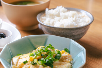 Japanese Traditional Breakfast with Tofu Egg Dish / 豆腐の卵とじの和朝食
