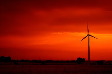 Obraz premium Germany's renewable energy challenges captured in stunning sunset. Wind speed impact. Wind slowdown threatens germany's renewable energy progress. Renewable setback. Energy slowdown.