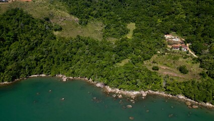 Vista aérea de ilhas tropicais rodeadas por mar azul e vegetação exuberante num dia claro. Paisagem natural perfeita para temas relacionados com turismo, natureza e tranquilidade.