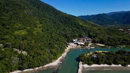 Vista aérea de ilhas tropicais rodeadas por mar azul e vegetação exuberante num dia claro. Paisagem natural perfeita para temas relacionados com turismo, natureza e tranquilidade.