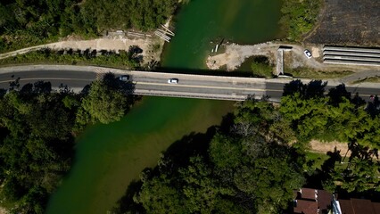 Vista aérea de ilhas tropicais rodeadas por mar azul e vegetação exuberante num dia claro. Paisagem natural perfeita para temas relacionados com turismo, natureza e tranquilidade.