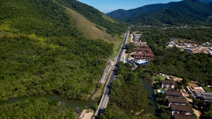 Vista aérea de ilhas tropicais rodeadas por mar azul e vegetação exuberante num dia claro. Paisagem natural perfeita para temas relacionados com turismo, natureza e tranquilidade.