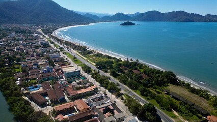 Vista aérea de ilhas tropicais rodeadas por mar azul e vegetação exuberante num dia claro. Paisagem natural perfeita para temas relacionados com turismo, natureza e tranquilidade.