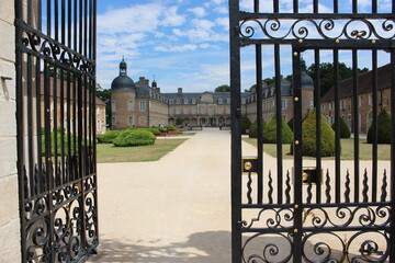 Château de Pierre-de-Bresse : portail en fer forgé ouvert sur la cour 