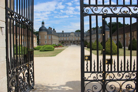 Ch&acirc;teau de Pierre-de-Bresse : portail en fer forg&eacute; ouvert sur la cour 