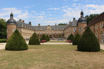 Château de Pierre-de-Bresse : buis taillés dans la cour