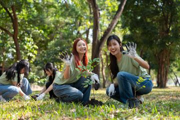 Through caring and teamwork, volunteers demonstrate responsibility and commitment, combining efforts and collaboration to ensure sustainability in conserving nature for future generations.