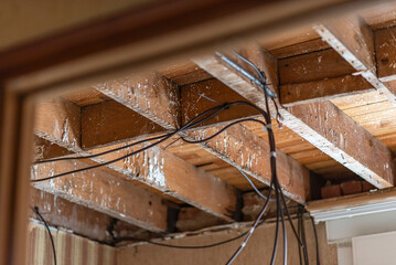 Rénovation maison, solives en bois, solivage, ancien, rénovation électrique, travaux maison, immobilier