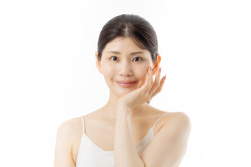 スキンケアをする若い女性